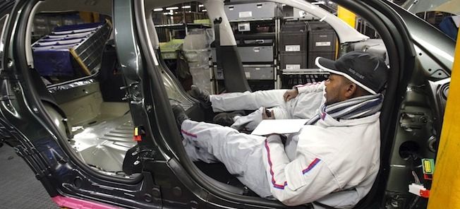 En bil sätts ihop i en fabrik. (AI text)