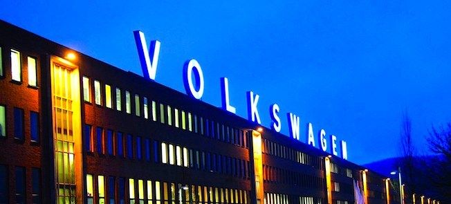 En bilställning på kvällen (AI text)