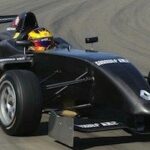 En racingbil kör nerför banan. (AI text)