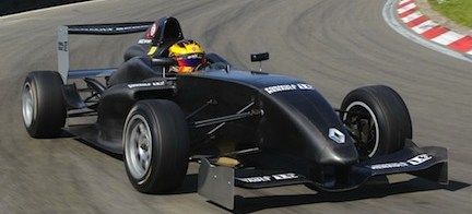 En racingbil kör nerför banan. (AI text)