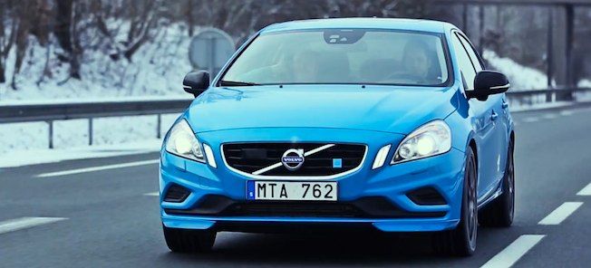 En Volvo V40 kör nedför en snöig väg. (AI text)