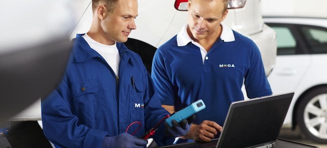 Två män arbetar på en bil. (AI text)