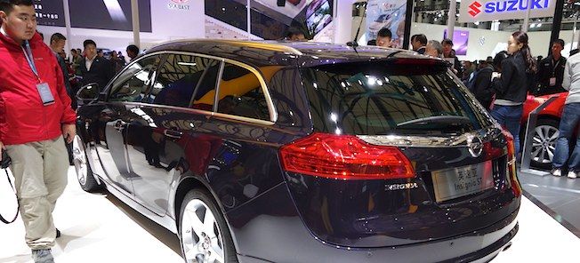 En bil visas upp på en bilsalong. (AI text)