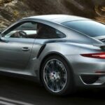 Porsche 911 GTS kör längs en krökig väg. (AI text)