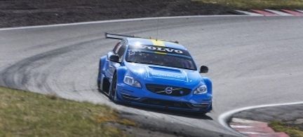 En Volvo V60 GT-racebil på en racerbana. (AI text)