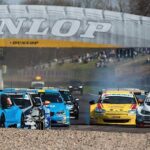 En racebil kör ner på en racebana. (AI text)