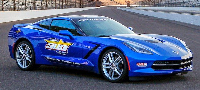 en blå Chevrolet Corvette Stingray körs nerför banan (AI text)