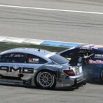 En racerbil kör nedför banan. (AI text)