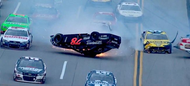 NASCAR-förare slåss om placering under NASCAR-loppet på NASCAR-klassikern. (AI text)