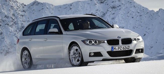 BMW 3-serien touring kör på snöig väg. (AI text)