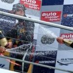 förare och mekaniker på pallen (AI text)