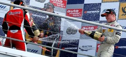 förare och mekaniker på pallen (AI text)