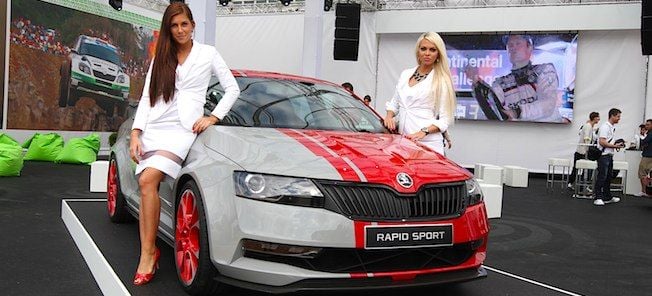 Två kvinnor står bredvid en bil. (AI text)