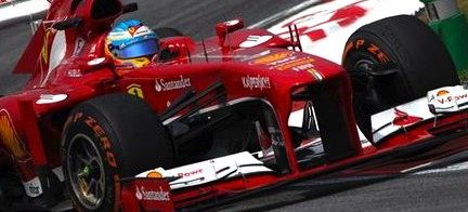 En Ferrari-racebil på en bana. (AI text)