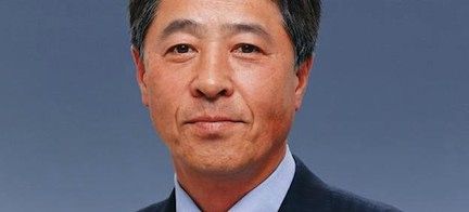 En man i kostym och slips (AI text)