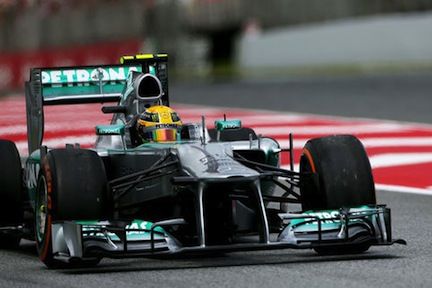 En Mercedes F1-bil kör på banan. (AI text)