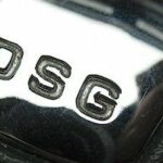 En bil med bokstaven DSG på rattens spak. (AI text)