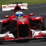 En Ferrari-racebil på en bana. (AI text)