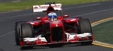 En Ferrari-racebil på en bana. (AI text)