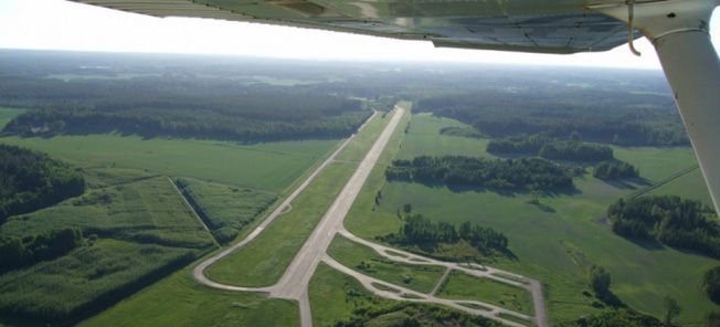 Ett planet som flyger över en åker. (AI text)