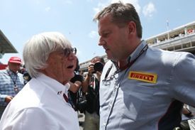 Ecclestone och Ecclestone pratar med en racerförare. (AI text)