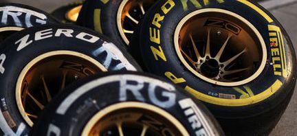 En grupp däck på en bana. (AI text)