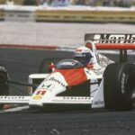 Person kör en McLaren. (AI text)