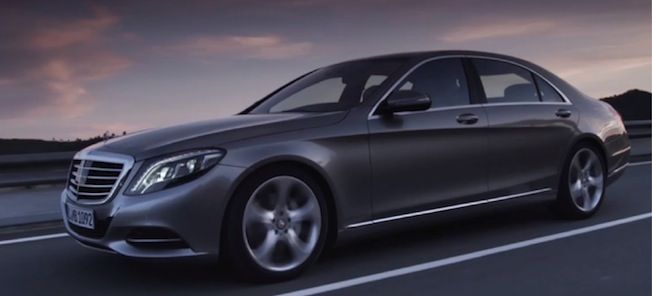 En Mercedes S-class sedan kör på en motorväg. (AI text)