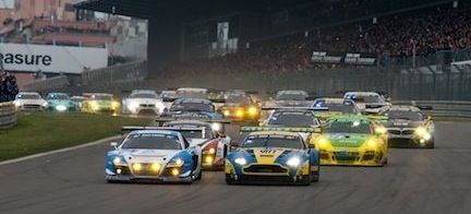 En grupp racerbilar på en bana (AI text)