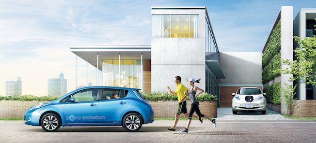 En kvinna och en man går framför ett hus. (AI text)