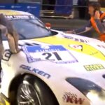 En racebil repareras av en mekaniker. (AI text)