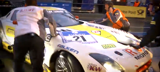 En racebil repareras av en mekaniker. (AI text)