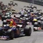 En racebil kör snabbt ner en gata. (AI text)