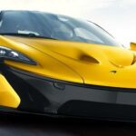 En gul McLaren P1 kör på en bana. (AI text)