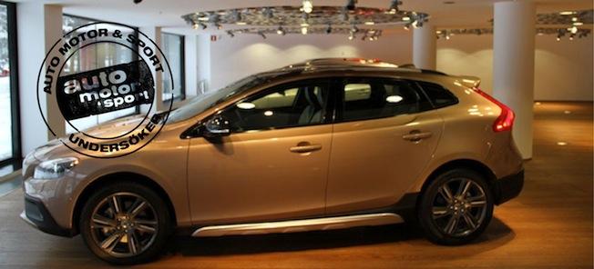 Volvo V40 Cross Country - en bil parkerad i en utställningslokal (AI text)