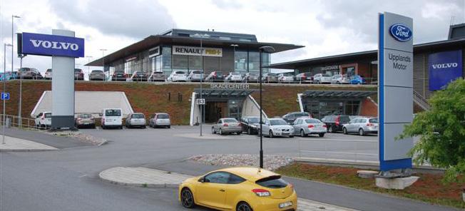 En bilställe med en gul bil parkerad framför det (AI text)