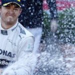 En racerförare sprutar champagne på pallen efter att ha vunnit Grand Prix. (AI text)