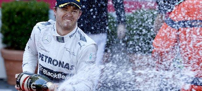 En racerförare sprutar champagne på pallen efter att ha vunnit Grand Prix. (AI text)