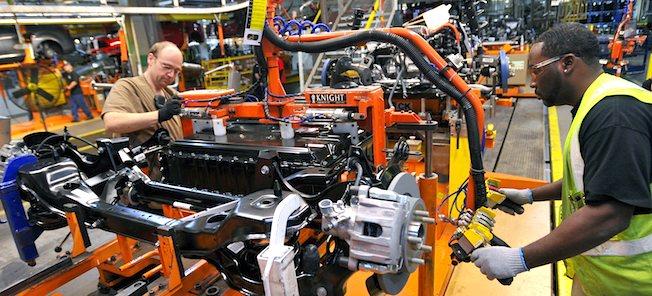 En bilmotor sätts ihop i en fabrik. (AI text)