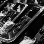 En svart-vit foto av en bil i garaget. (AI text)