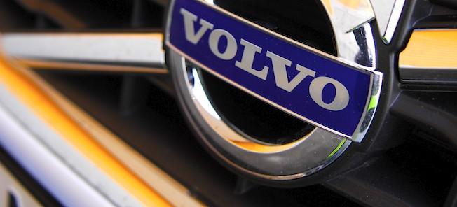 Volvo-logotyp på en bil (AI text)