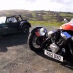 Bilar parkerade längs en väg. (AI text)