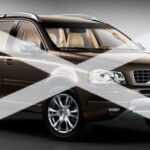 En Volvo XC90 terrängbil med en X-symbol på hooden. (AI text)