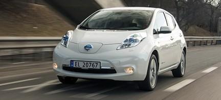 En vit Nissan Leaf kör längs en väg. (AI text)