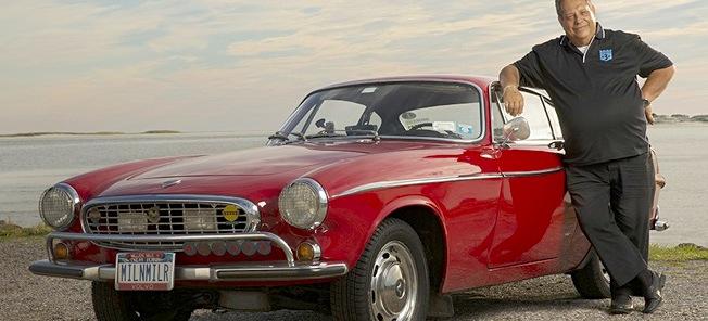 En man står bredvid en bil. (AI text)