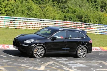 En svart Porsche Cayenne kör på en racerbana. (AI text)