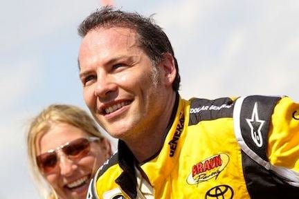 En racerförare och hans fru poserar för en bild. (AI text)