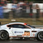 Aston Martin Vantage GT-racingbil i regn. (AI text)