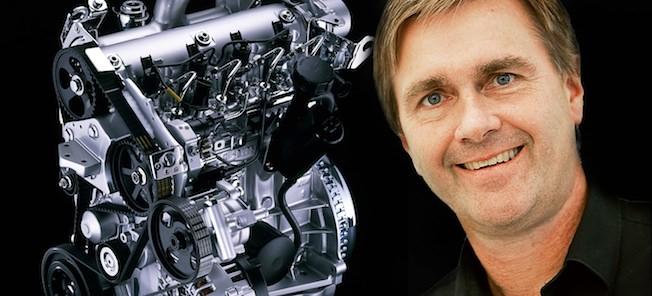 En man leder ett vänligt leende medan han står framför en bilmotor. (AI text)