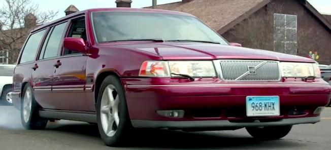 En Volvo V70 vagn kör nerför gatan. (AI text)